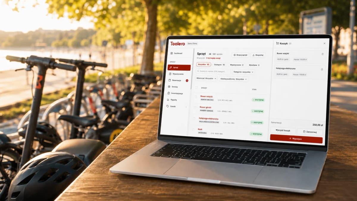 Aplikacja Toolero na laptopie przy promenadzie, obok rząd rowerów i hulajnoga elektryczna