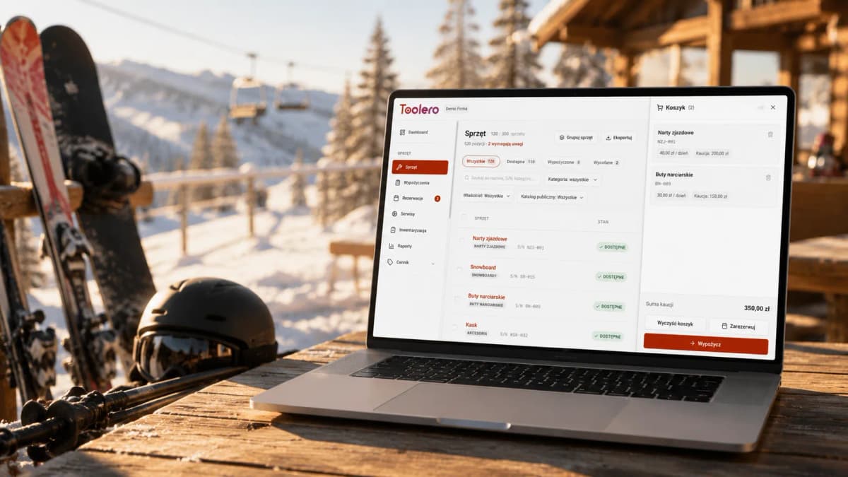 Aplikacja Toolero na laptopie na tarasie przy stoku, obok narty, snowboard i kask